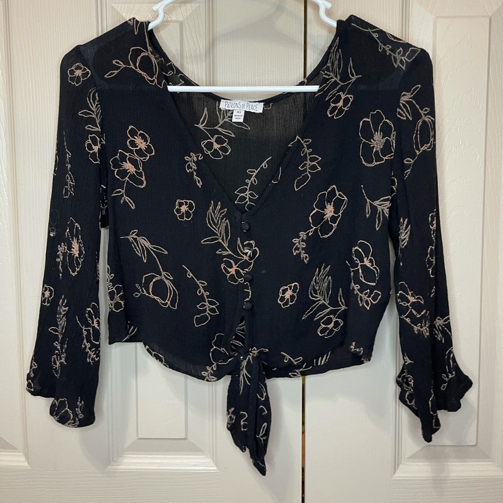 Floral tie in the front blouse